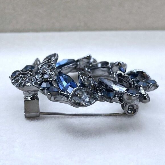 Gunmetal with Gray and Blue Sapphire Crystal Floral Leaf Wreath Pin Back Brooch - Picture 6 of 9